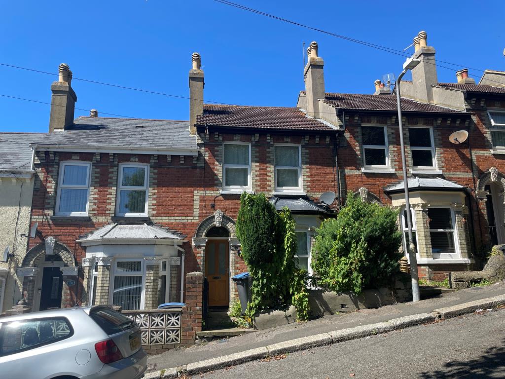 Lot: 119 - BAY-FRONTED HOUSE FOR INVESTMENT - Mid terrace bay fronted house